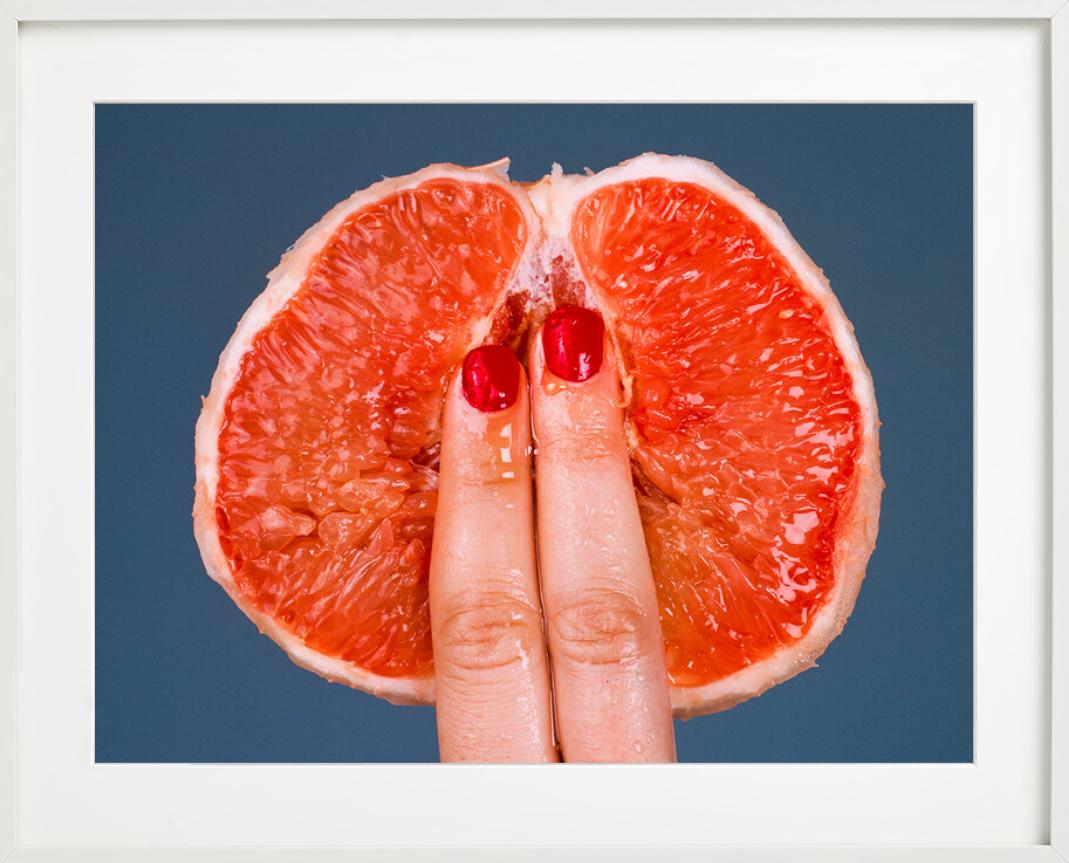 Grapefruit – Obst mit geschliffenen Früchten und Fingern, Kunstfotografie, 2017 im Angebot 4