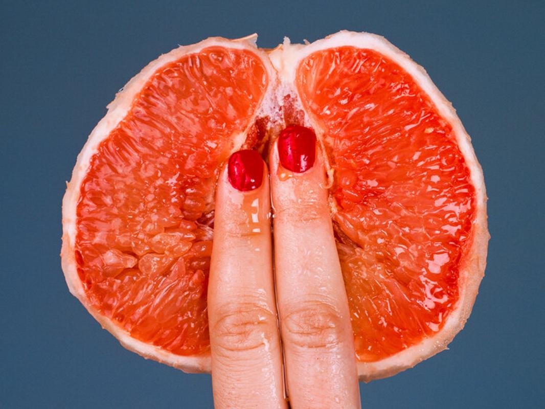 Tyler Shields Figurative Photograph – Grapefruit – Obst mit geschliffenen Früchten und Fingern, Kunstfotografie, 2017