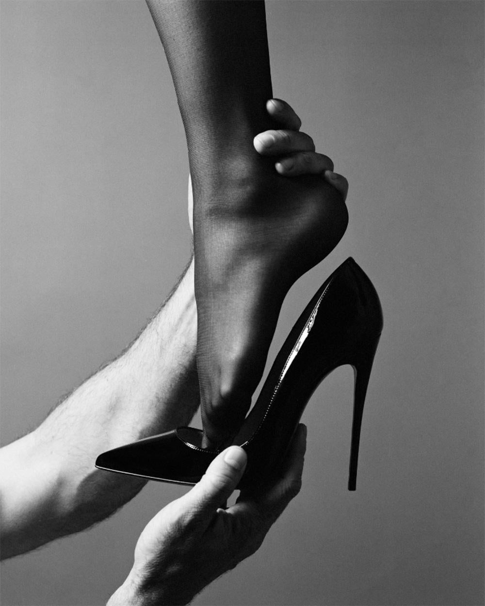 Portrait Photograph di Tyler Shields - Mani e tacchi