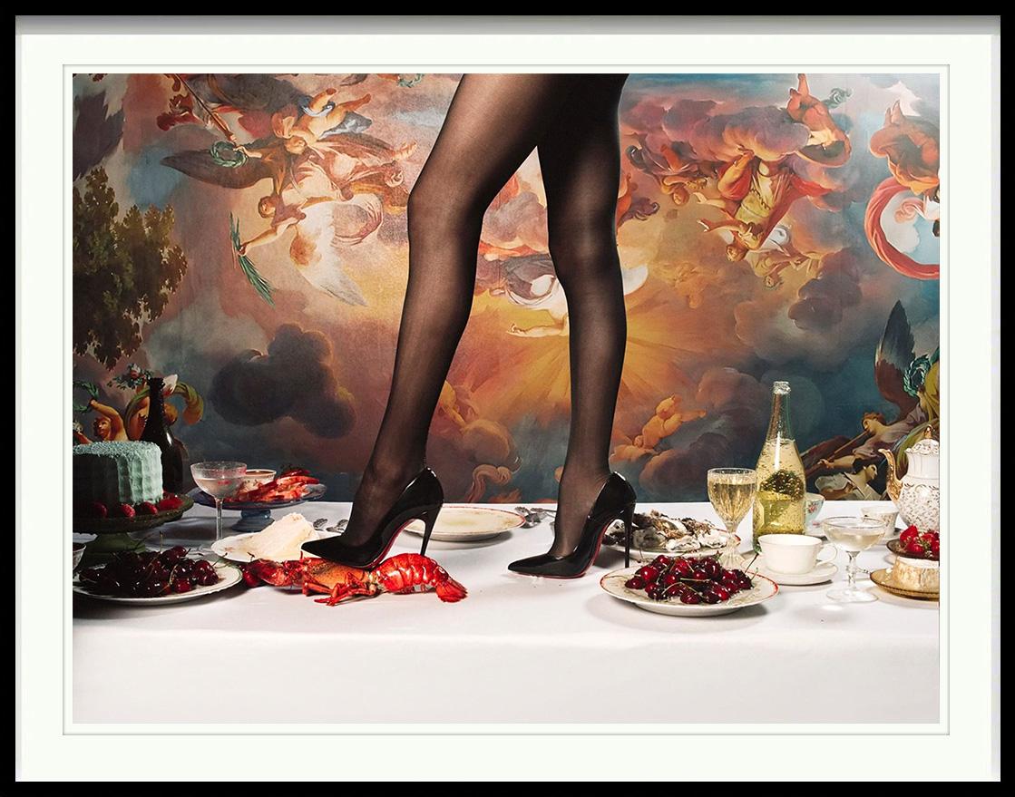 Geschirr mit hohem Absatz von Tyler Shields – gerahmte Fotografie