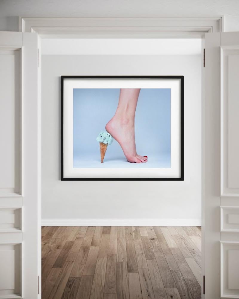Eiscremefarbene Heels, Kunstfotografie – Photograph von Tyler Shields