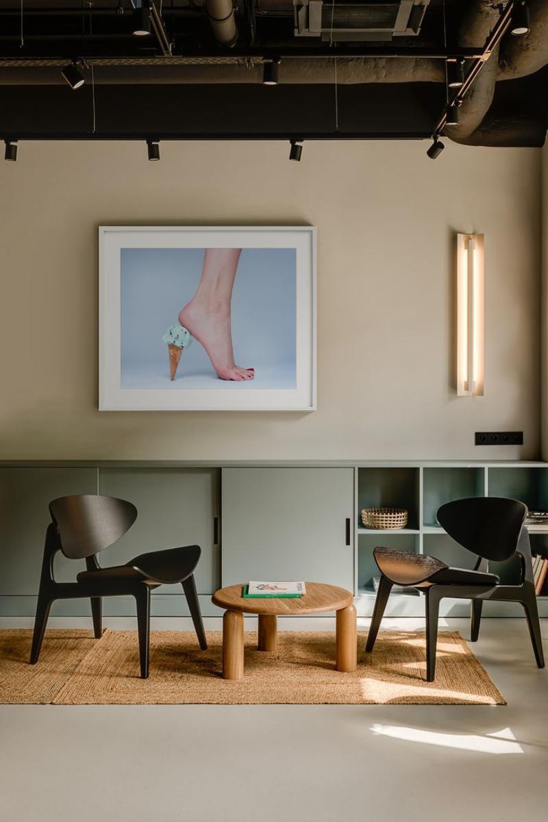 Eiscremefarbene Heels, Kunstfotografie (Zeitgenössisch), Photograph, von Tyler Shields