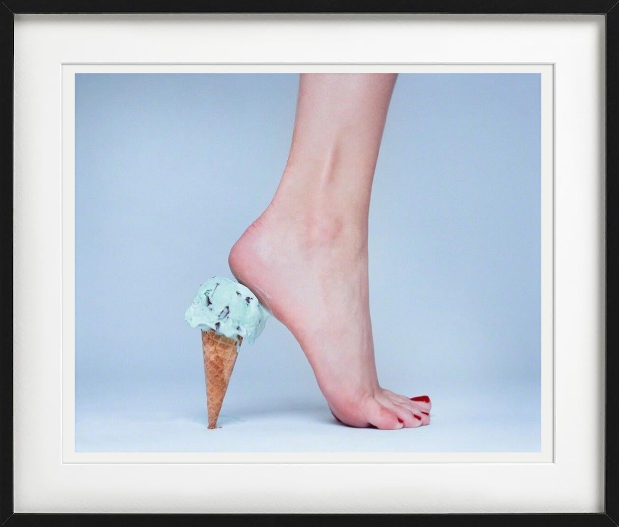 Eiscremefarbene Heels, Kunstfotografie im Angebot 1