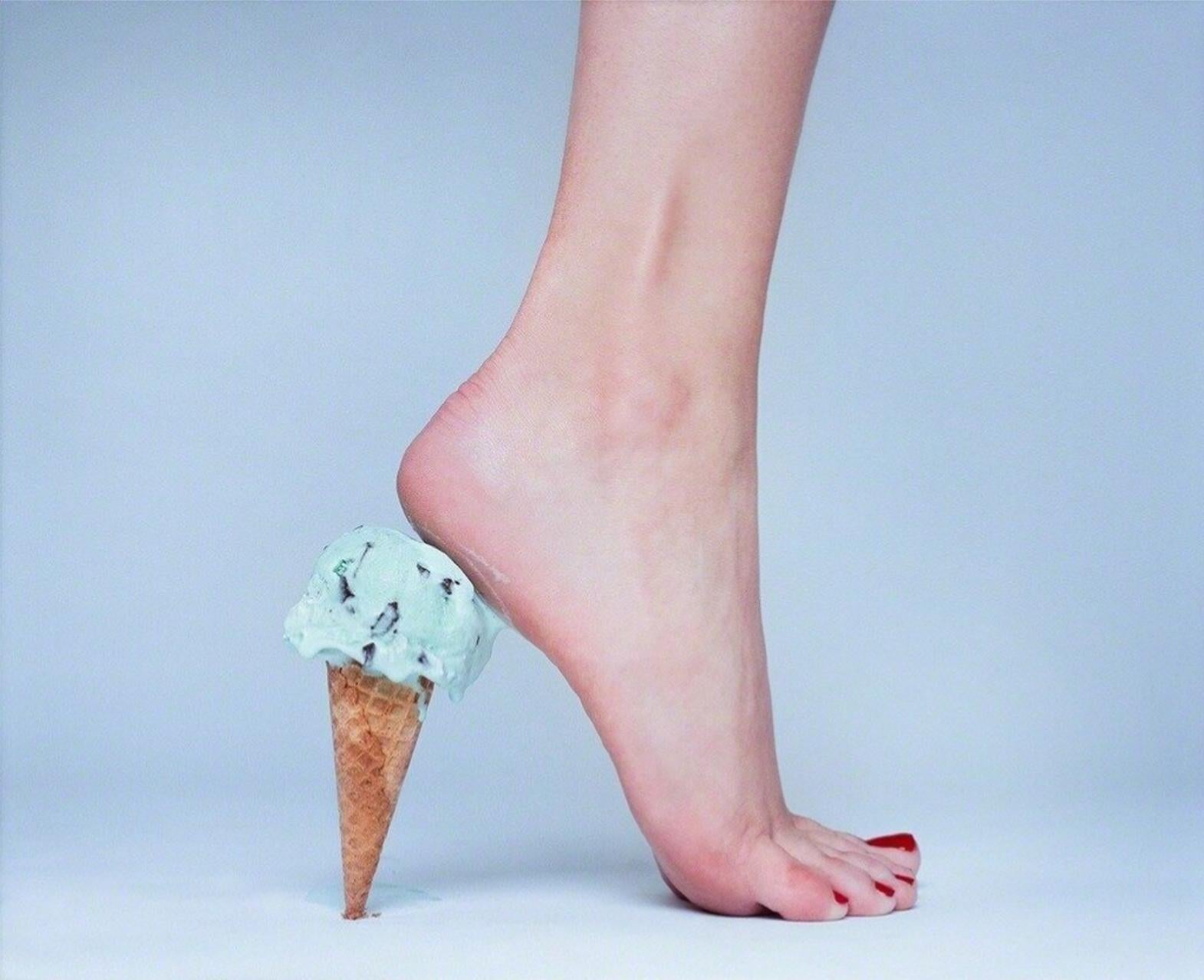 Tyler Shields Color Photograph – Eiscremefarbene Heels, Kunstfotografie