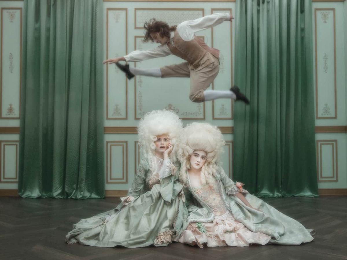 Color Photograph de Tyler Shields - Salta
