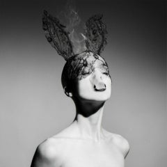 „Lace“ von Tyler Shields, Serie „Provocateur“, Schwarz-Weiß-Fotografie