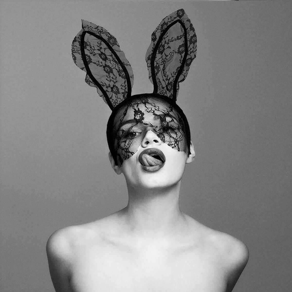 Color Photograph de Tyler Shields - Encaje II