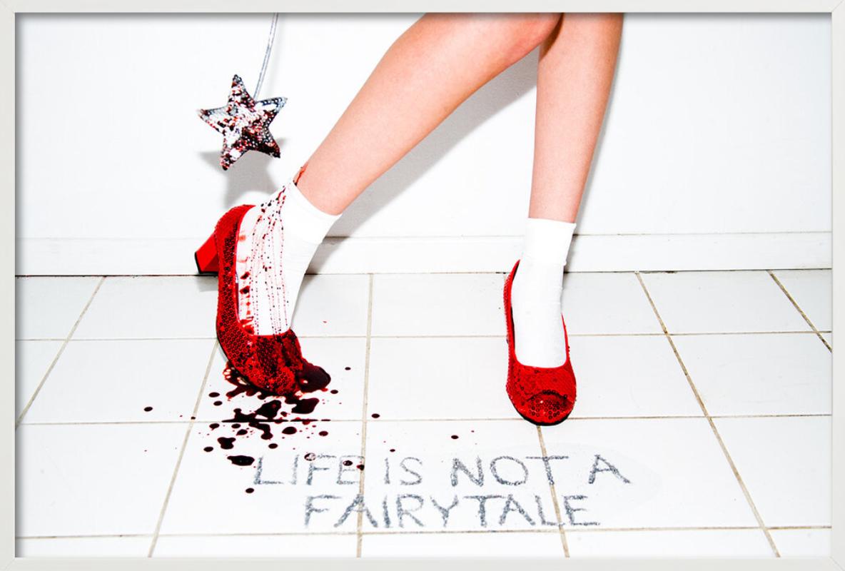 Das Leben ist kein Märchen, rot funkelnde Schuhe, Kunstfotografie, 2012 – Photograph von Tyler Shields