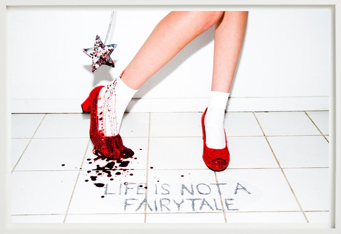 Das Leben ist kein Märchen, rot funkelnde Schuhe, Kunstfotografie, 2012 (Zeitgenössisch), Photograph, von Tyler Shields