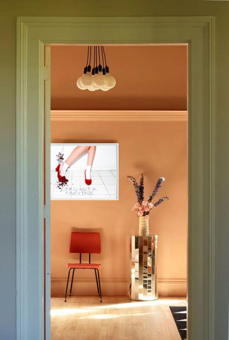 Das Leben ist kein Märchen, rot funkelnde Schuhe, Kunstfotografie, 2012 (Grau), Color Photograph, von Tyler Shields