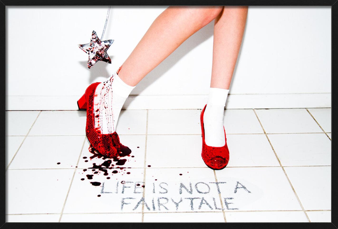 Das Leben ist kein Märchen, rot funkelnde Schuhe, Kunstfotografie, 2012 im Angebot 1
