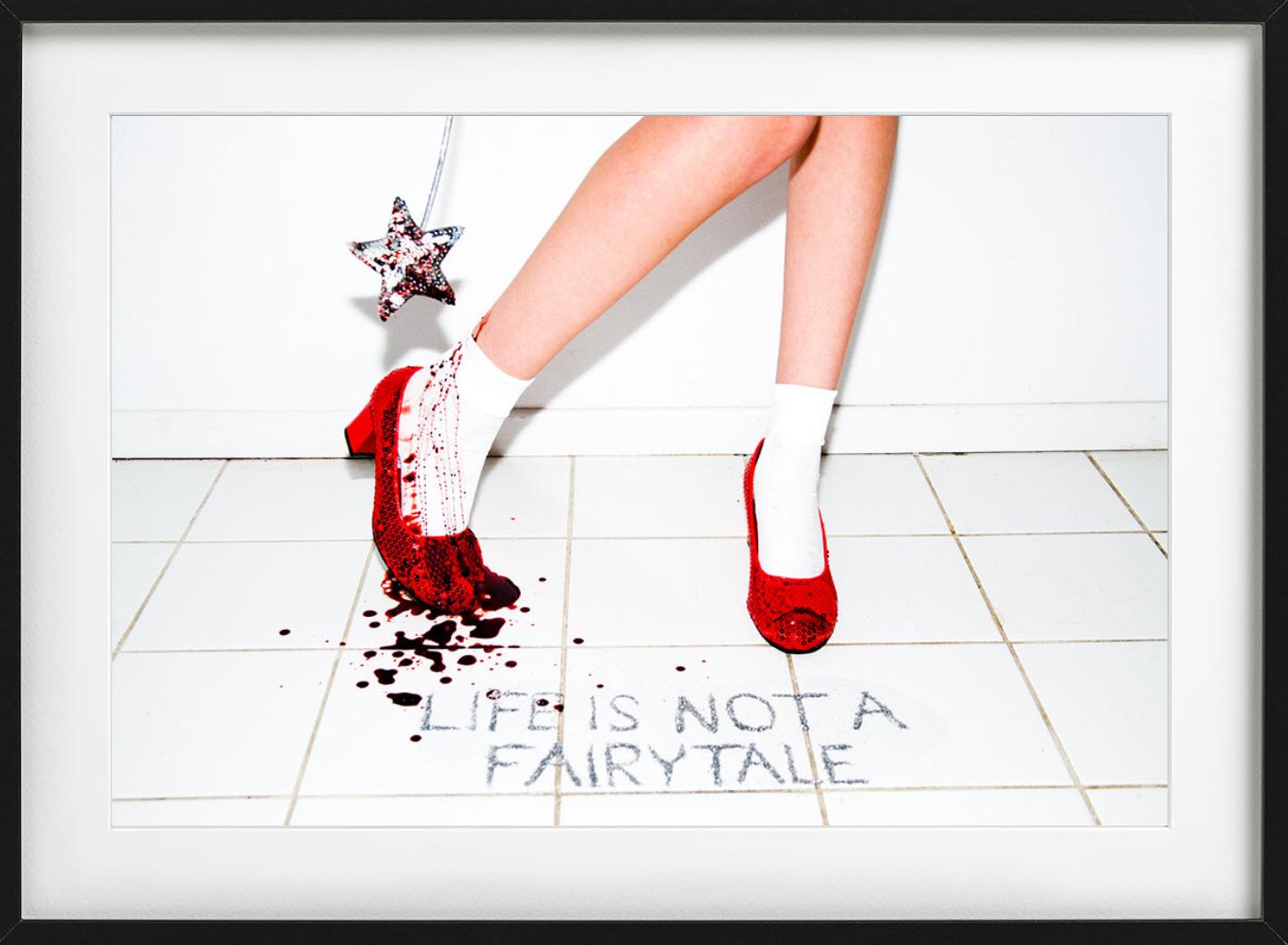 Das Leben ist kein Märchen, rot funkelnde Schuhe, Kunstfotografie, 2012 im Angebot 4