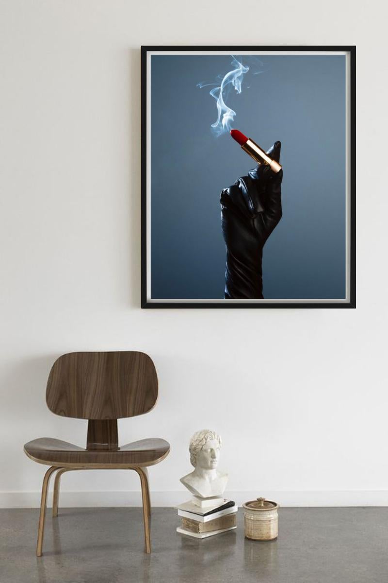Lippenstift Zigaretten, Hand haltender rauchender Lippenstift, Kunstfotografie, 2022 im Angebot 5