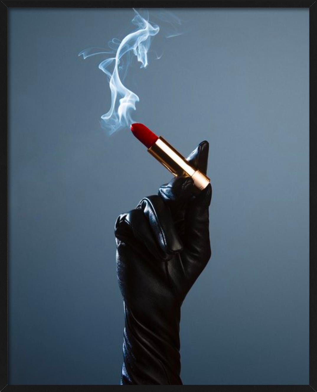 Lippenstift Zigaretten, Hand haltender rauchender Lippenstift, Kunstfotografie, 2022 – Photograph von Tyler Shields