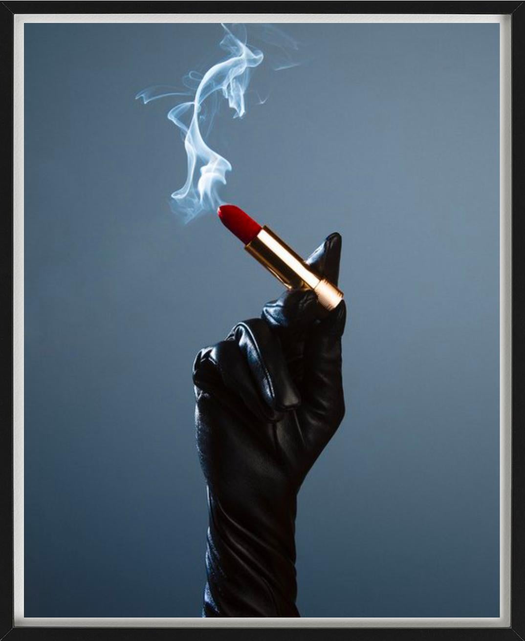 Lippenstift Zigaretten, Hand haltender rauchender Lippenstift, Kunstfotografie, 2022 (Zeitgenössisch), Photograph, von Tyler Shields