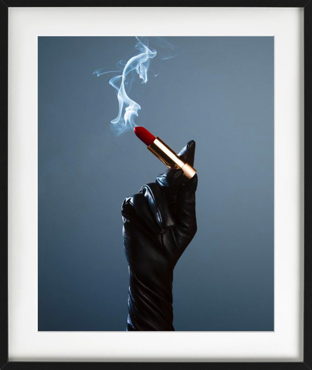 Lippenstift Zigaretten, Hand haltender rauchender Lippenstift, Kunstfotografie, 2022 (Grau), Color Photograph, von Tyler Shields
