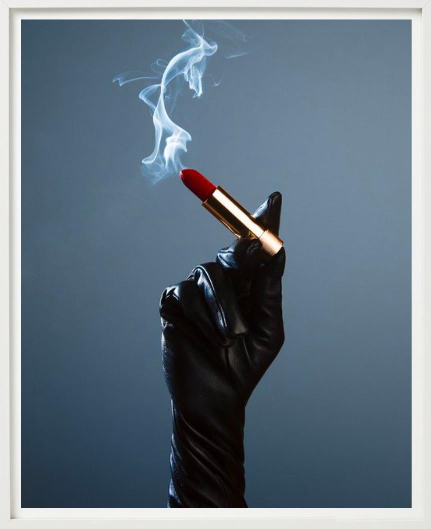 Lippenstift Zigaretten, Hand haltender rauchender Lippenstift, Kunstfotografie, 2022 im Angebot 1