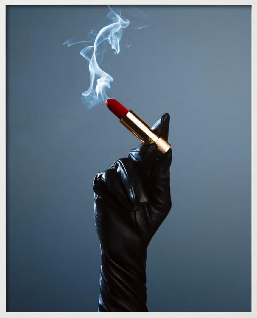 Lippenstift Zigaretten, Hand haltender rauchender Lippenstift, Kunstfotografie, 2022 im Angebot 2