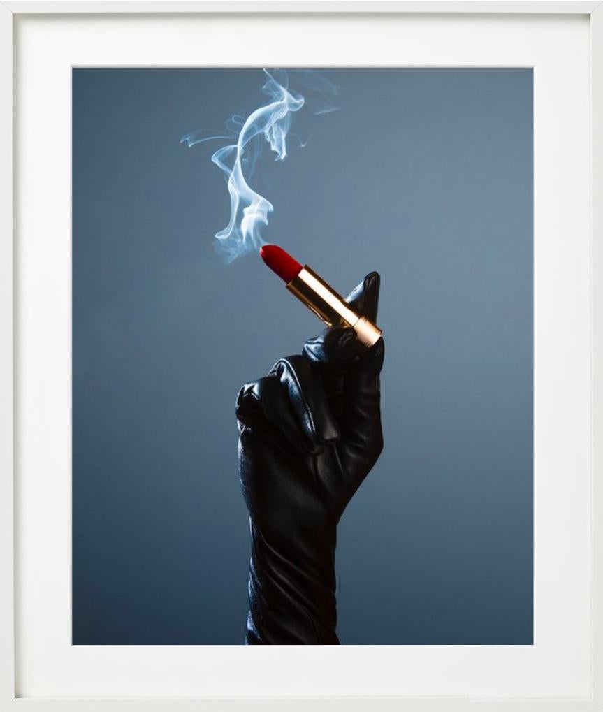 Lippenstift Zigaretten, Hand haltender rauchender Lippenstift, Kunstfotografie, 2022 im Angebot 3