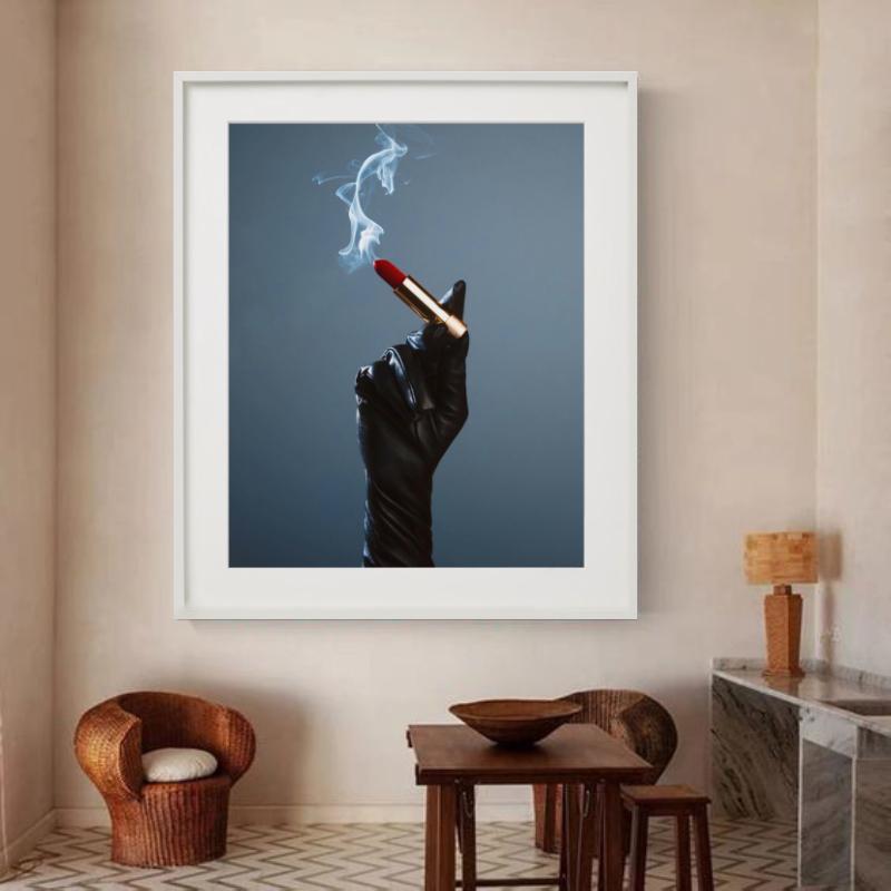 Lippenstift Zigaretten, Hand haltender rauchender Lippenstift, Kunstfotografie, 2022 im Angebot 4