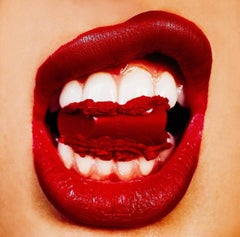 „Lipstick in Mouth“, 60 x 60 Zoll (150 x 150 cm) von Tyler Shields, gerahmt