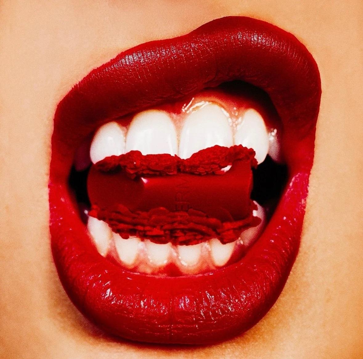 Pintalabios en la boca de Tyler Shields (fotografía enmarcada) en venta 1