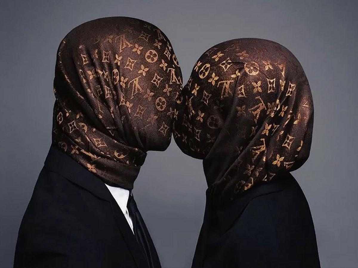 Tyler Shields Color Photograph - Louis Vuitton kiss