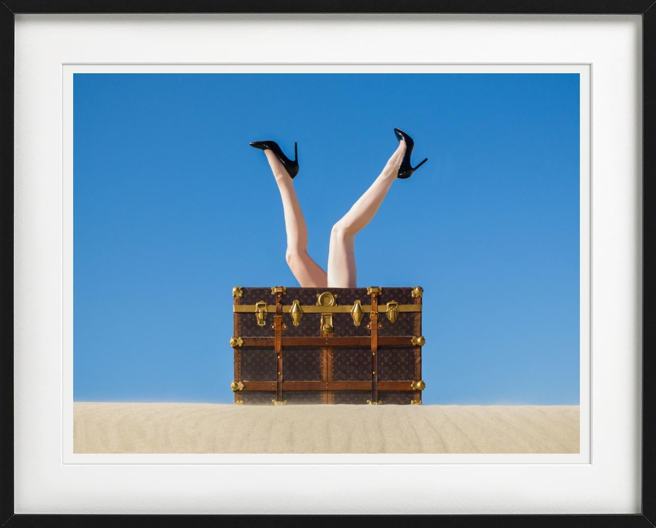 Louis Vuitton-Koffer, Beine mit Pumps, die aus dem Kofferraum kommen, fotografiert von Tyler Shields. 

Alle Drucke sind in limitierter Auflage erhältlich. Erhältlich in mehreren Größen. Hochwertige Einrahmung auf Anfrage.

Alle Drucke werden von