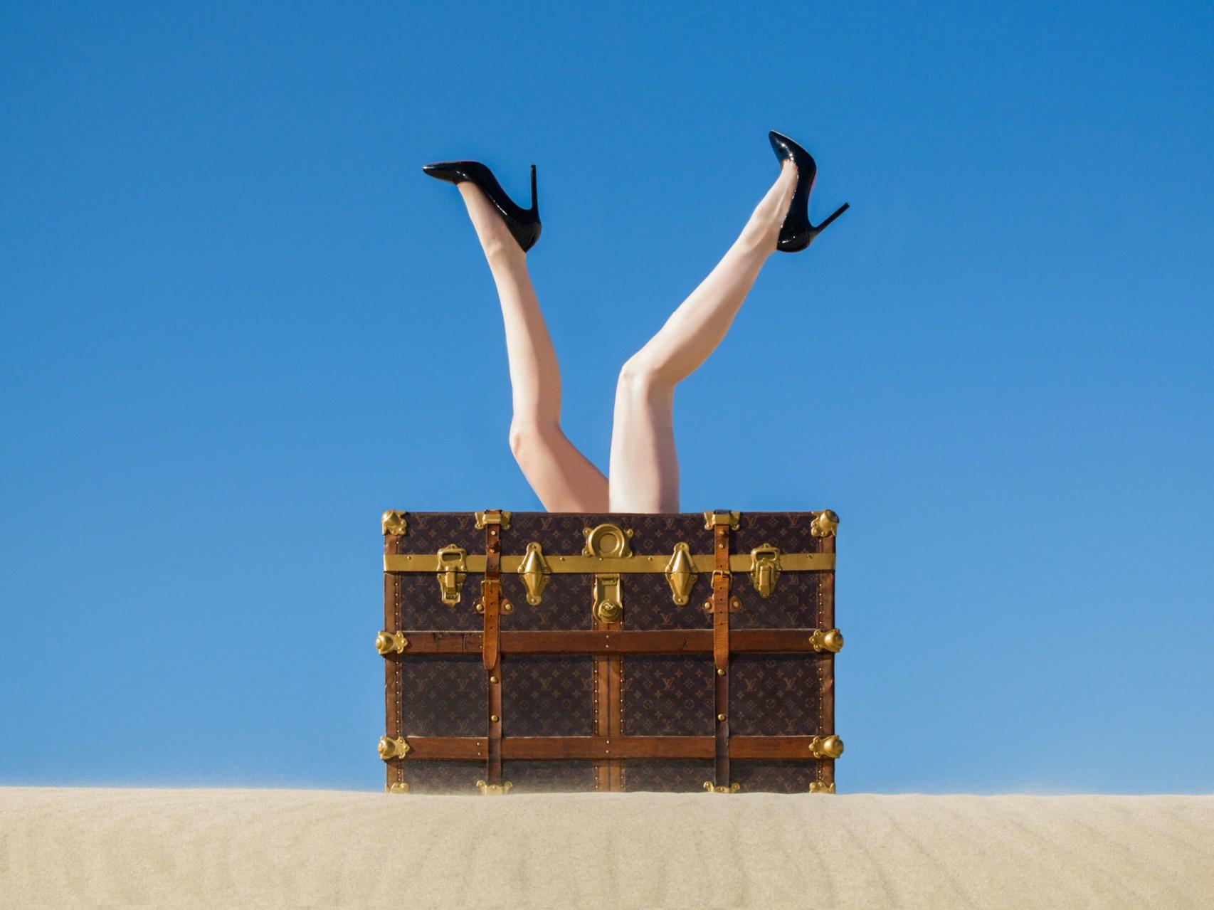 Tyler Shields Figurative Photograph – Louis Vuitton-Truhe, Kunstfotografie der bildenden Kunst