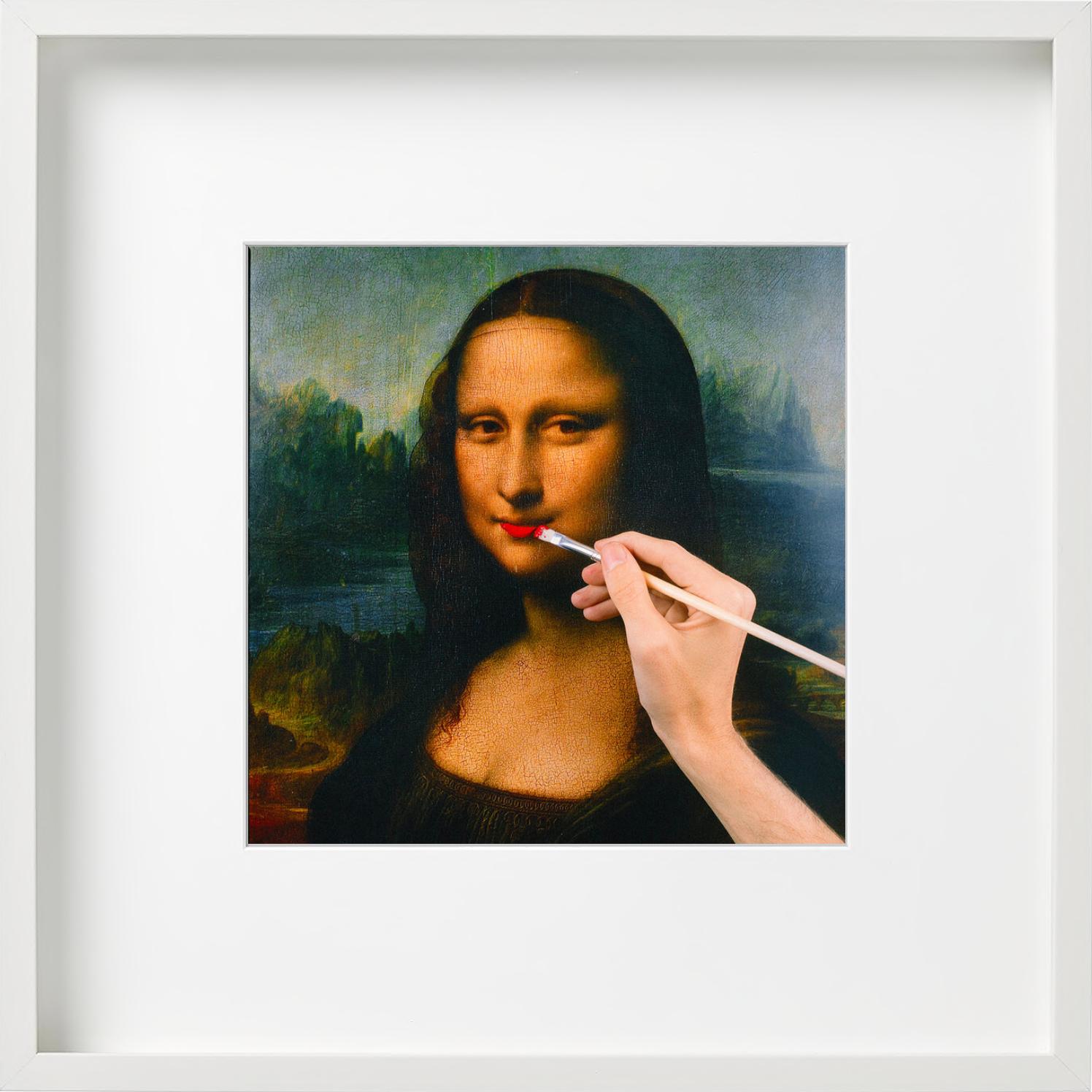 Mona Lisa Make-Up, Mona Lisa mit einem Lichtschein, Kunstfotografie, 2018 (Zeitgenössisch), Photograph, von Tyler Shields