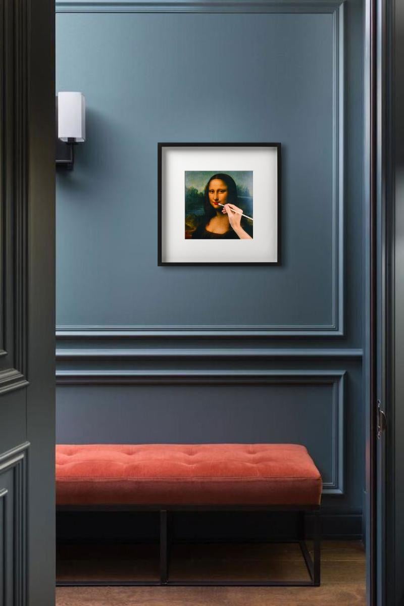 Mona Lisa Make-Up, Mona Lisa mit einem Lichtschein, Kunstfotografie, 2018 (Schwarz), Color Photograph, von Tyler Shields
