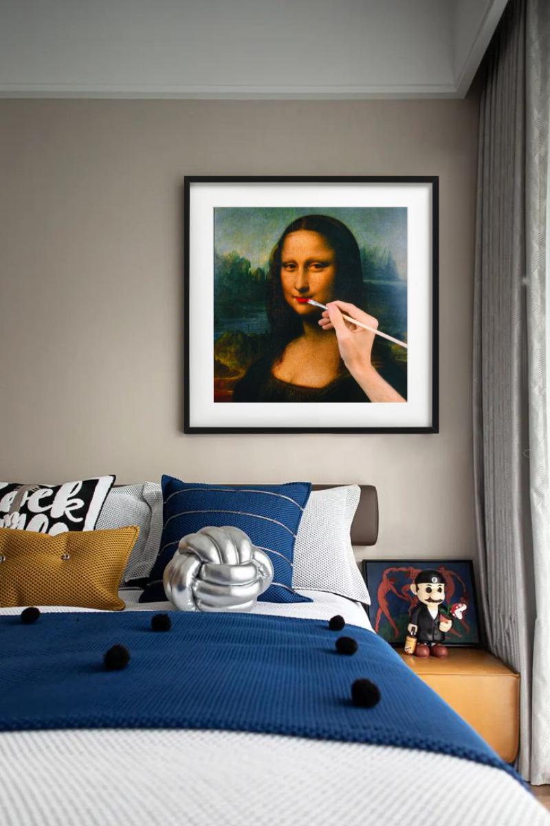 Mona Lisa, die mit dem Bleistift mit roter Farbe oder Lipgloss überschminken wird, fotografiert von Tyler Shields im Jahr 2018. 

Alle Drucke sind in limitierter Auflage erhältlich. Erhältlich in mehreren Größen. Hochwertige Einrahmung auf