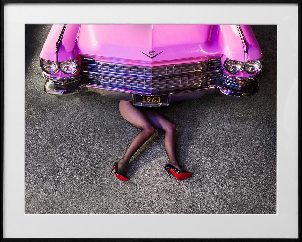 Color Photograph de Tyler Shields - Cadillac rosa