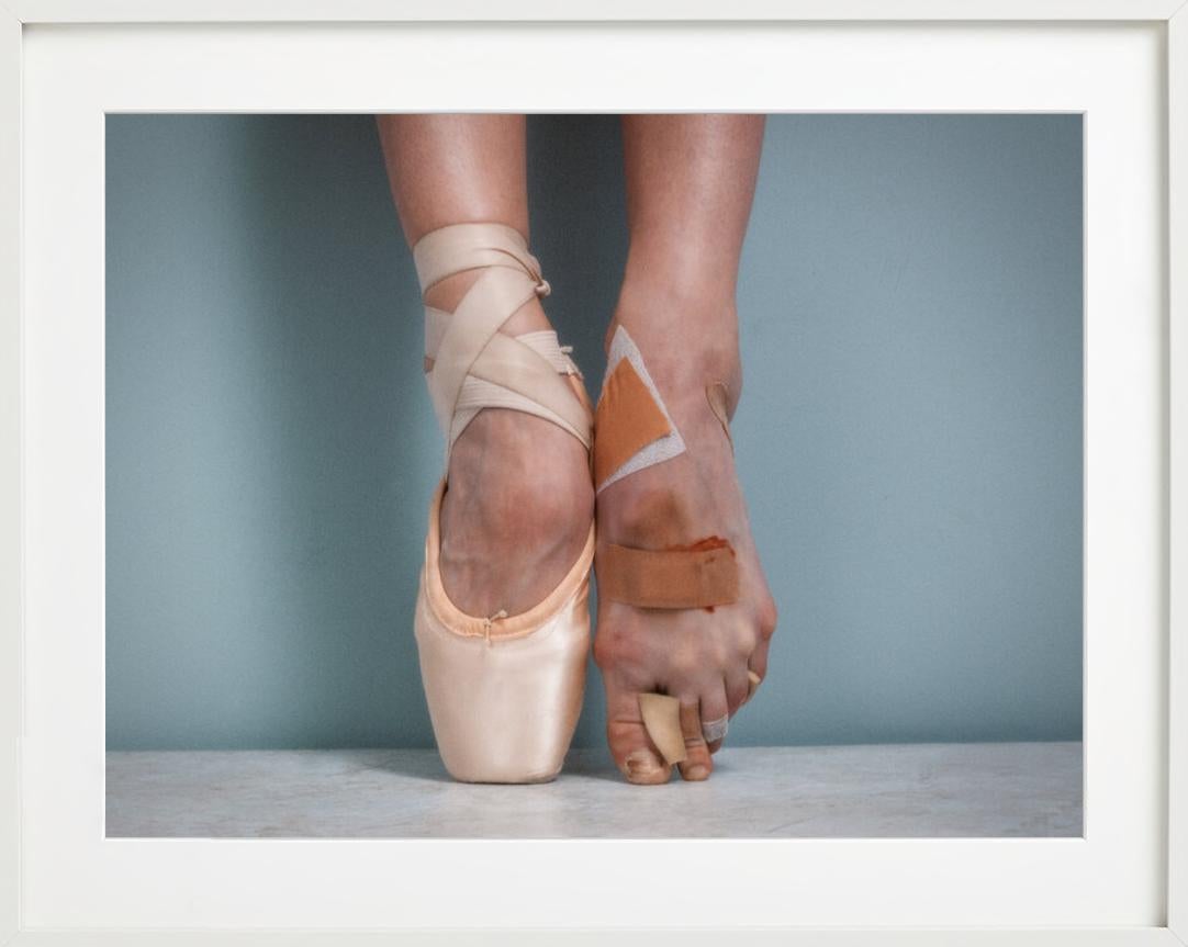 Pointe, photographie d'art, 2014 - Gris Color Photograph par Tyler Shields