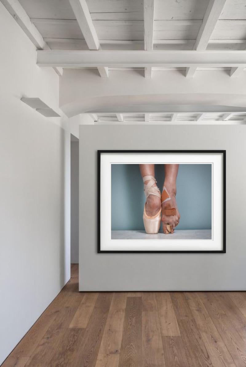 Pointe, photographiée par Tyler Shields, 2014.

Tous les tirages sont en édition limitée. Disponible en plusieurs tailles. Encadrement haut de gamme sur demande.

Toutes les impressions sont réalisées et signées par l'artiste. 

Le style