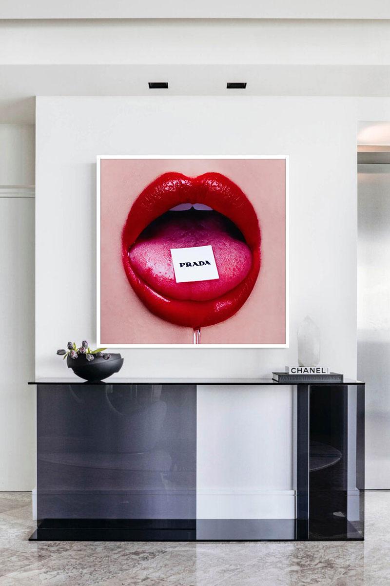 PRADA BUBBLEGUM de Tyler Shielsd (45x45in) Serie INDULGENCE - Photograph de Tyler Shields