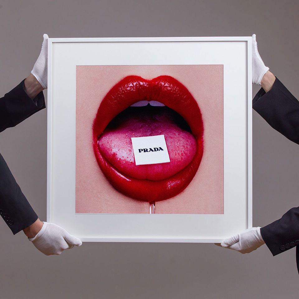 Portrait Photograph de Tyler Shields - Prada Bubblegum por Tyler Shielsd