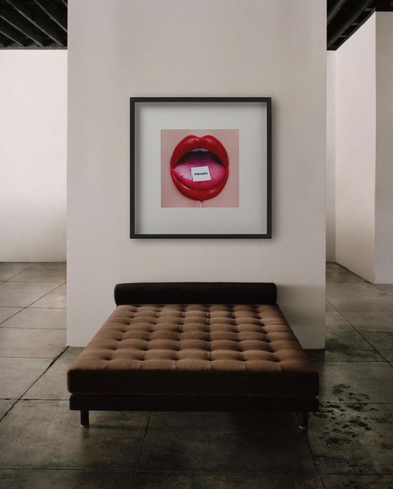 Prada Bubblegum - Nahaufnahme von roten Lips und Zunge, Fine Art Photography, 2023 im Angebot 7