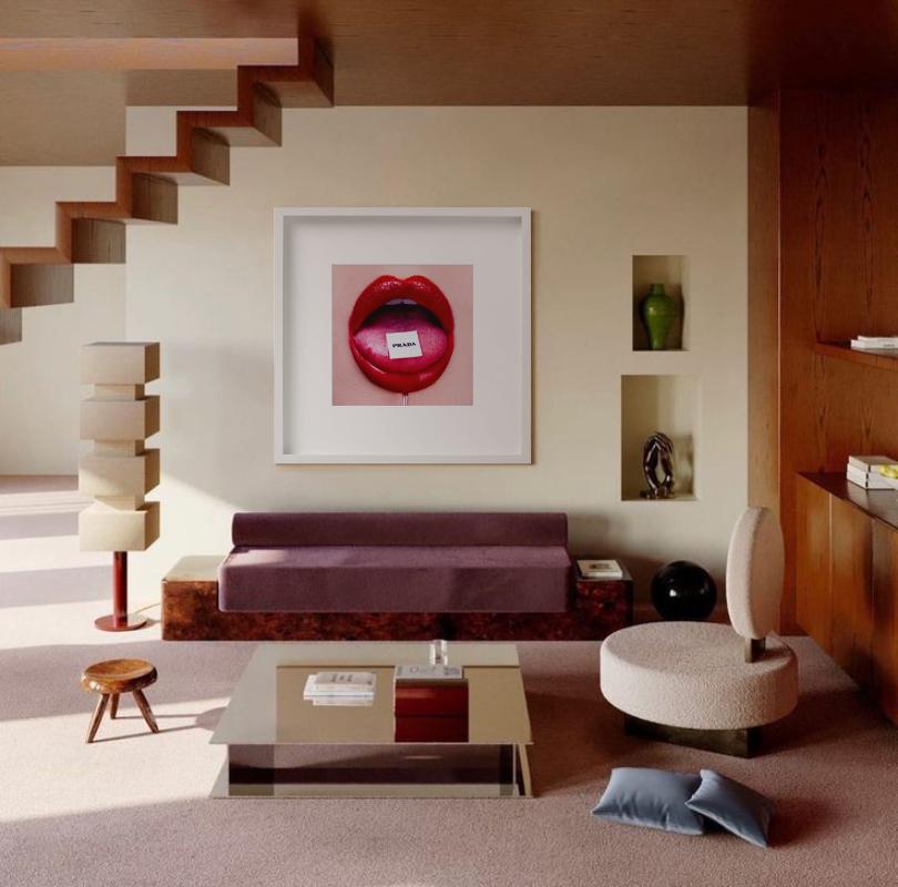 Prada Bubblegum, Nahaufnahme von roten Lippen und Zunge, fotografiert von Tyler Shields im Jahr 2017. 

Alle Drucke sind in limitierter Auflage erhältlich. Erhältlich in mehreren Größen. Hochwertige Einrahmung auf Anfrage.

Alle Drucke werden von