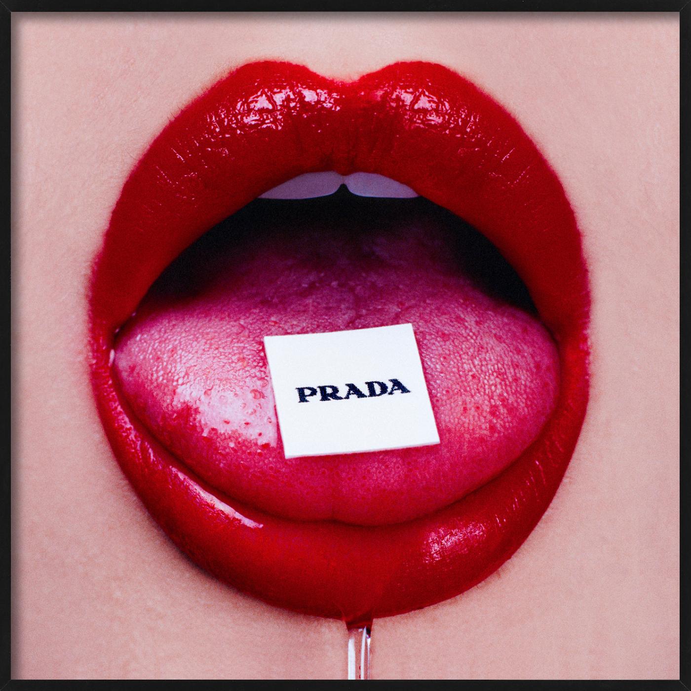 Prada Bubblegum - Nahaufnahme von roten Lips und Zunge, Fine Art Photography, 2023 im Angebot 1