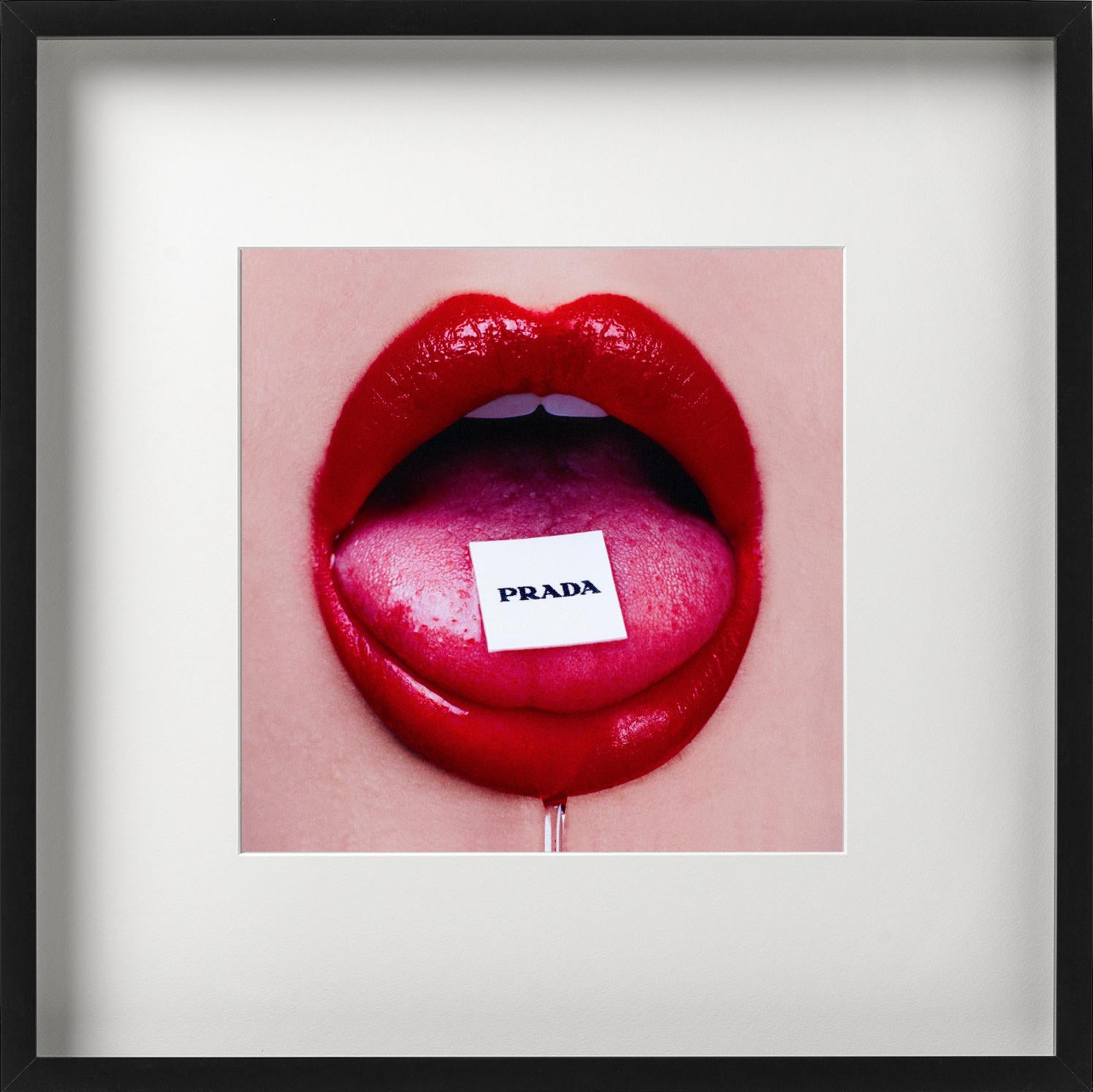 Prada Bubblegum - Nahaufnahme von roten Lips und Zunge, Fine Art Photography, 2023 im Angebot 3