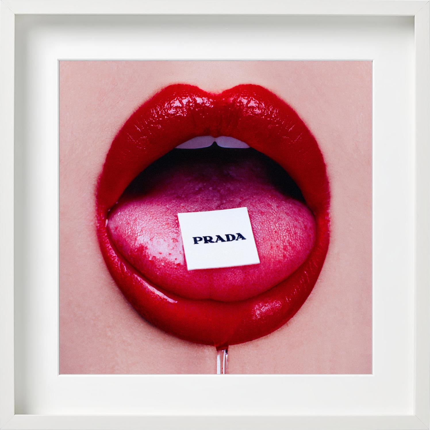 Prada Bubblegum - Nahaufnahme von roten Lips und Zunge, Fine Art Photography, 2023 im Angebot 5