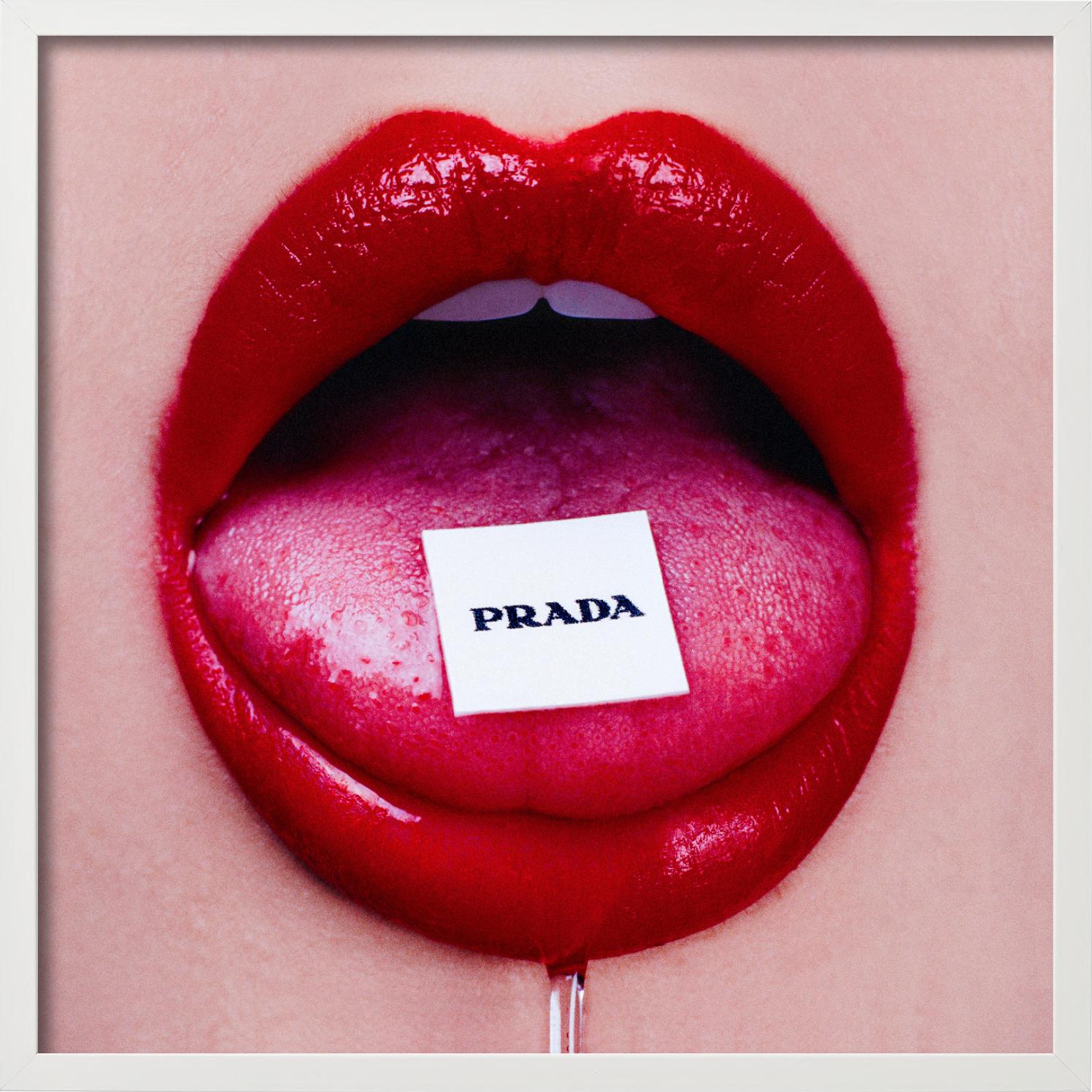 Prada Bubblegum - Nahaufnahme von roten Lips und Zunge, Fine Art Photography, 2023 im Angebot 6