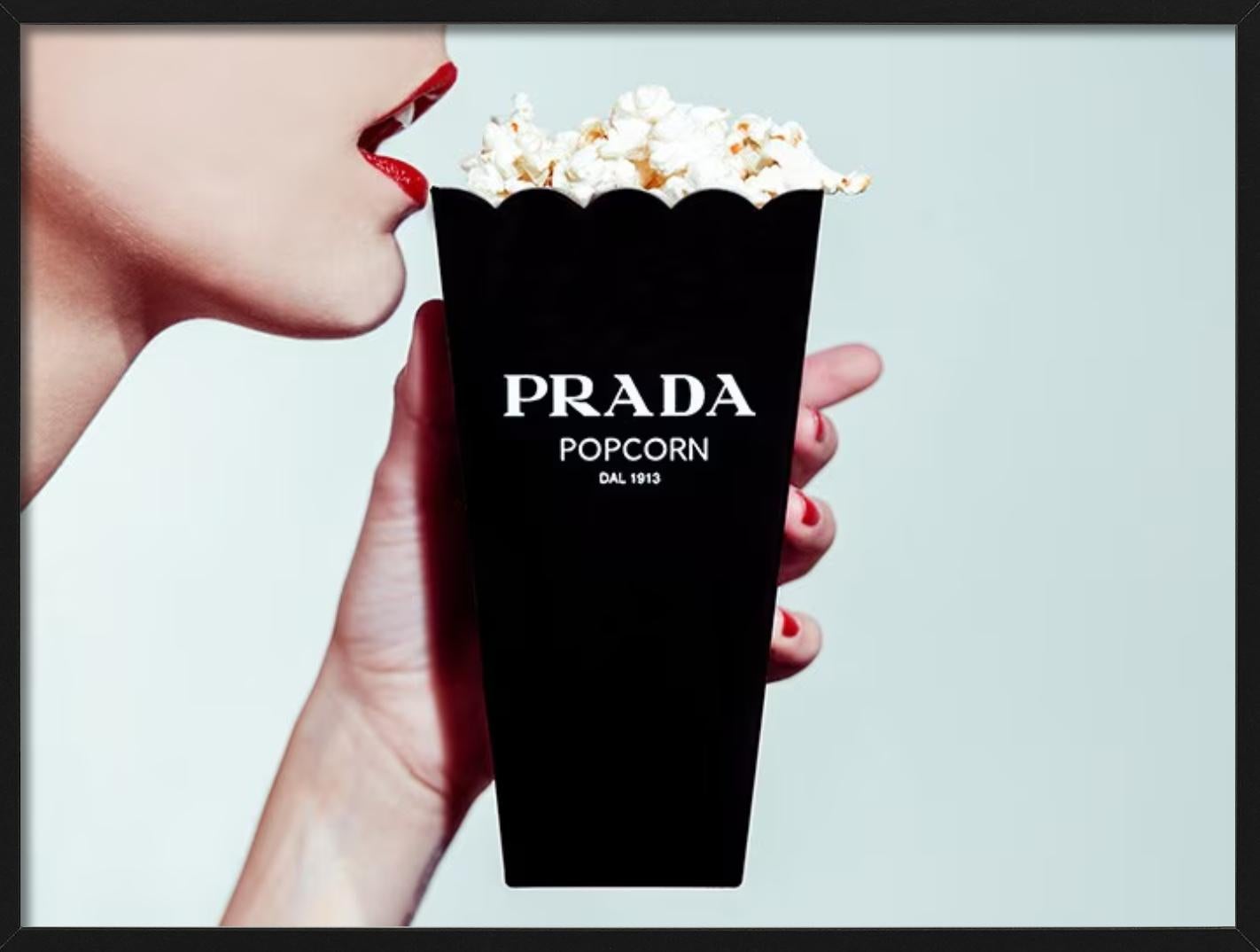 Prada Popcorn, Palomitas rellenas en una bolsa de Prada, Fotografía artística, 2012 - Photograph de Tyler Shields