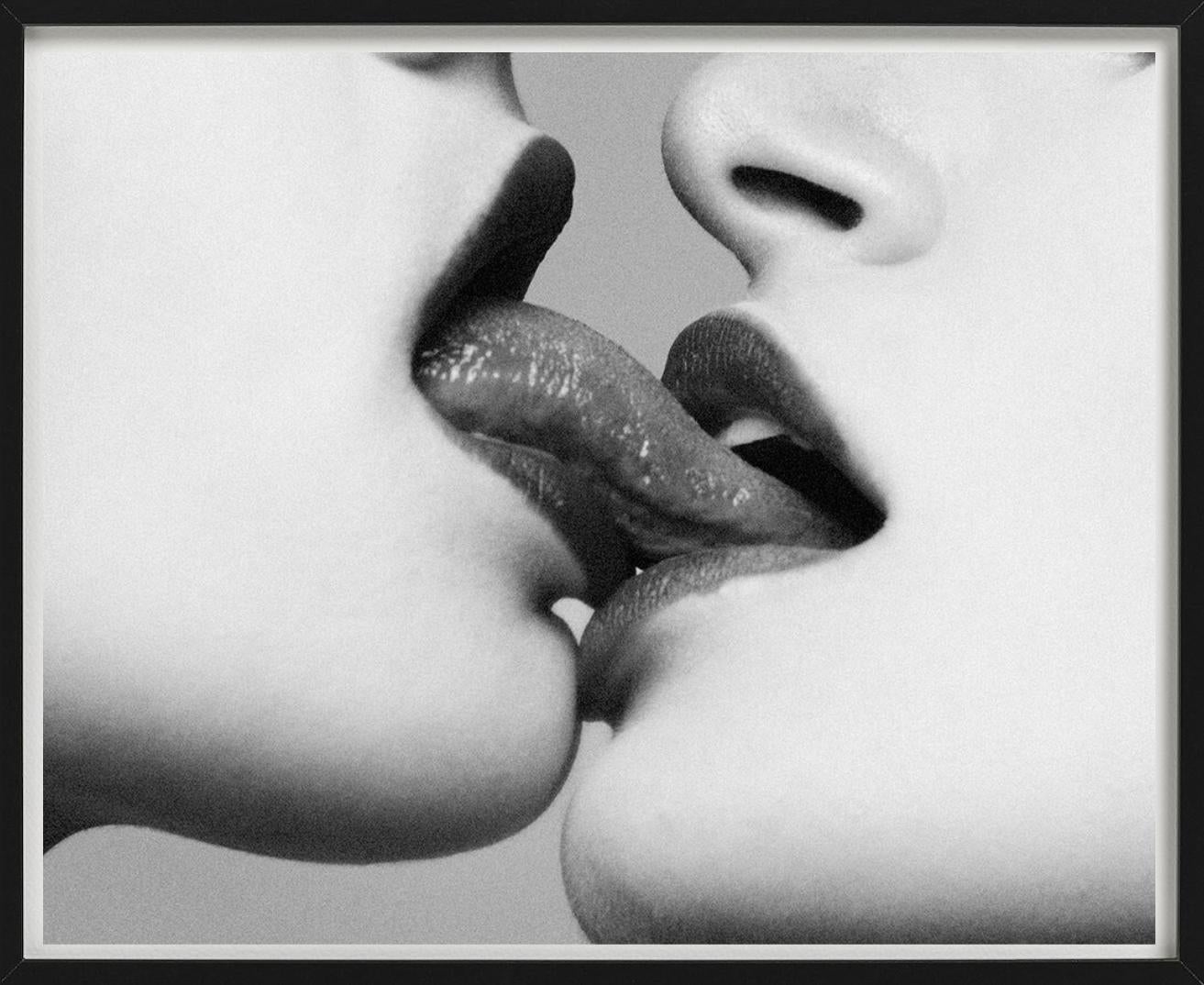 Provocateur I, zwei Menschen kissen, b/w, Kunstfotografie, 2014 – Photograph von Tyler Shields