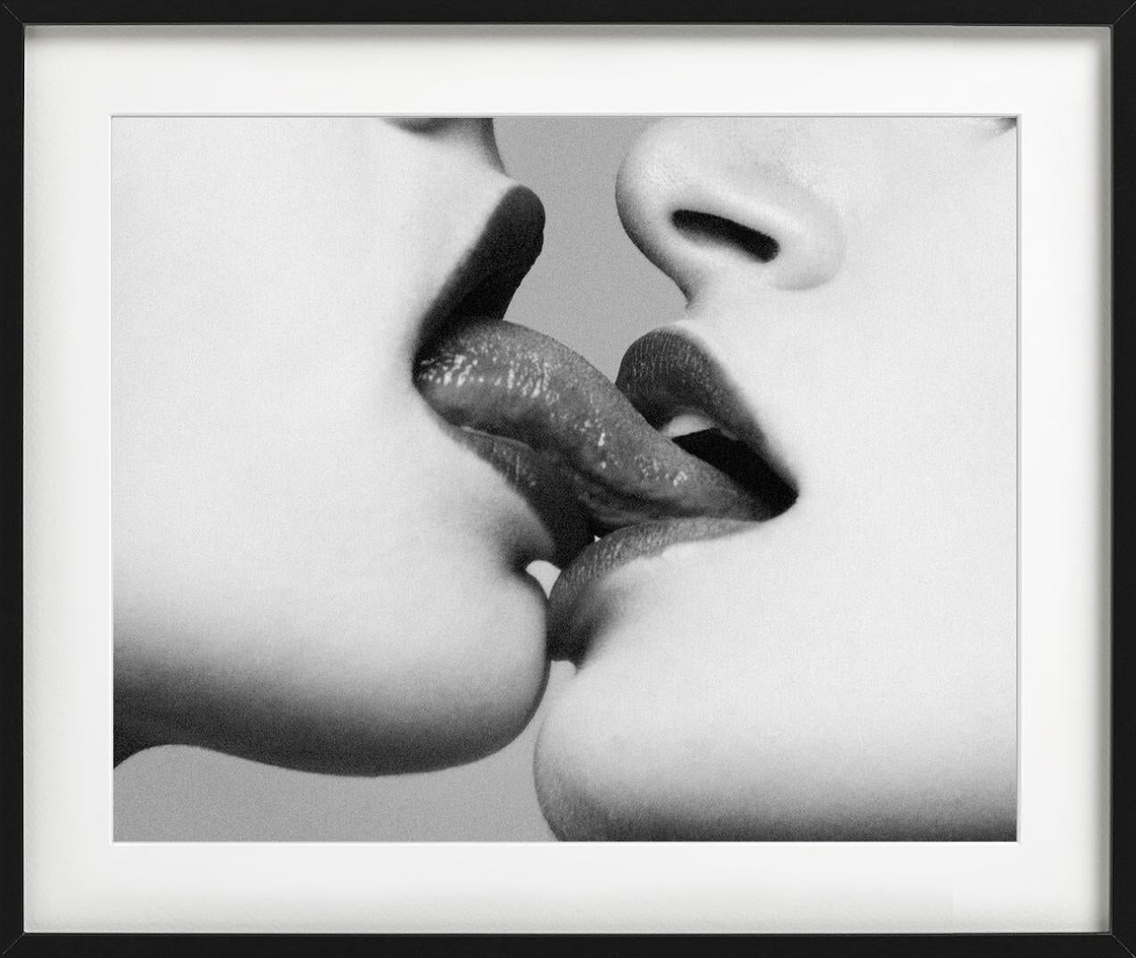 Provocateur I, zwei Menschen kissen, b/w, Kunstfotografie, 2014 (Zeitgenössisch), Photograph, von Tyler Shields