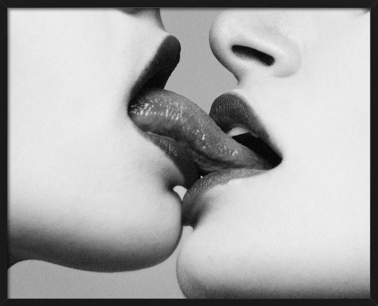 Zwei Menschen beim Zungenkuss, Schwarz-Weiß-Fotografie, fotografiert von Tyler Shields im Jahr 2014. 

Alle Drucke sind in limitierter Auflage erhältlich. Erhältlich in mehreren Größen. Hochwertige Einrahmung auf Anfrage.

Alle Drucke werden von der
