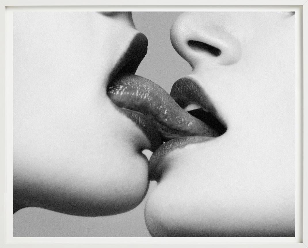 Provocateur I, zwei Menschen kissen, b/w, Kunstfotografie, 2014 im Angebot 1