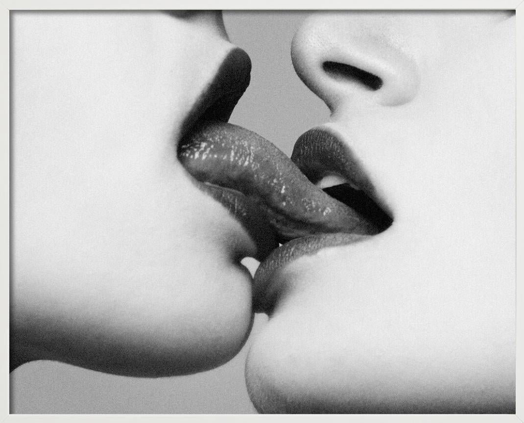 Provocateur I, zwei Menschen kissen, b/w, Kunstfotografie, 2014 im Angebot 2
