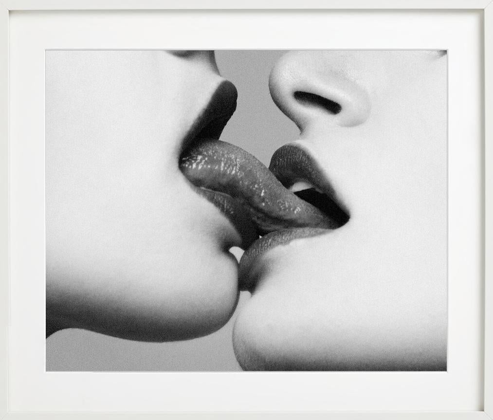 Provocateur I, zwei Menschen kissen, b/w, Kunstfotografie, 2014 im Angebot 3